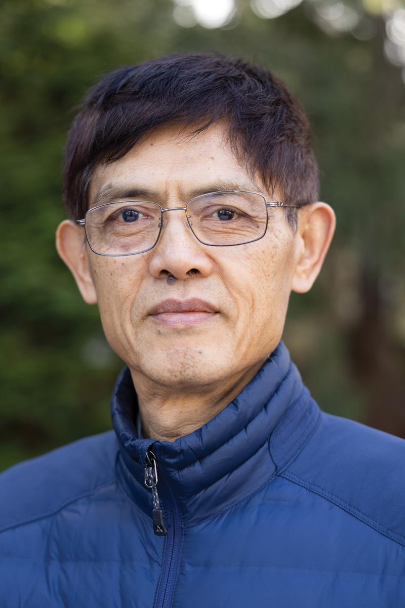 A portrait of Xiaoxing Xi.