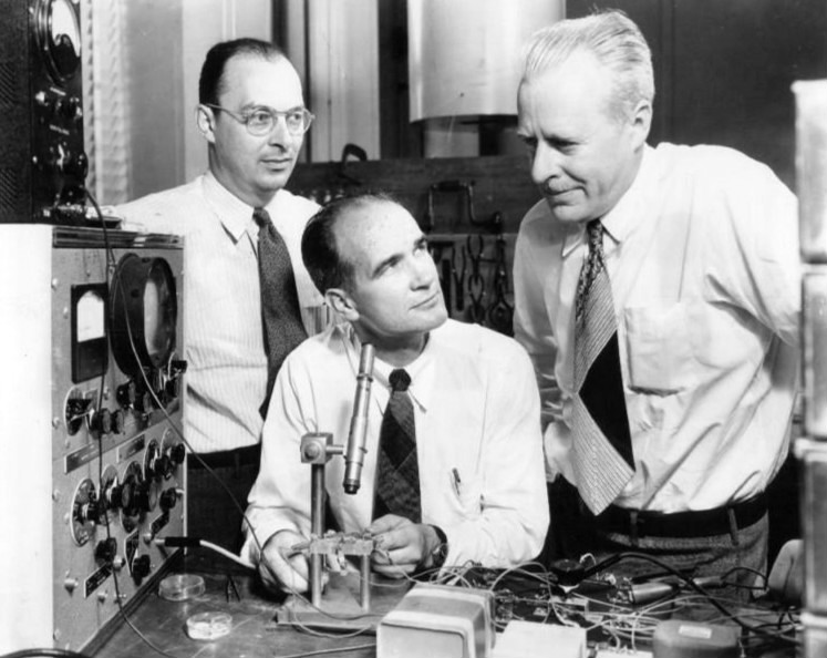 Demonstration of the transistor