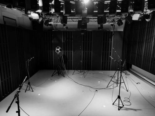 FIG. 2. Variable acoustics laboratory Arni and the equipment used in the measurements.