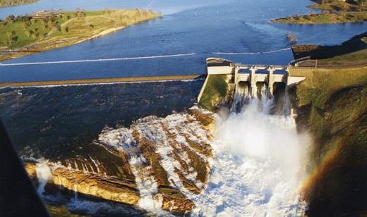 Timely, high-resolution snowpack data help water managers avoid floods like one from the Don Pedro Spillway on New Year’s Day 1997. When water managers for the Turlock Irrigation District in California released about 1700 cubic meters of water, the road below was damaged.