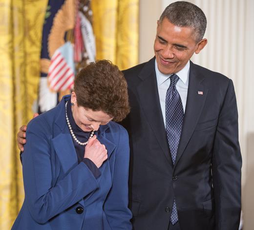 Tam O’Shaughnessy prepares to accept the Presidential Medal of Freedom on behalf of Ride from President Barack Obama on 20 November 2013. (Photo by NASA/Carla Cioffi, CC BY-NC-ND 2.0.)